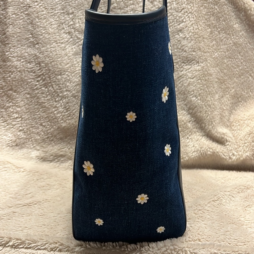 KATE SPADE NEW YORK Slide Daisy Tote - Picture 4 of 17
